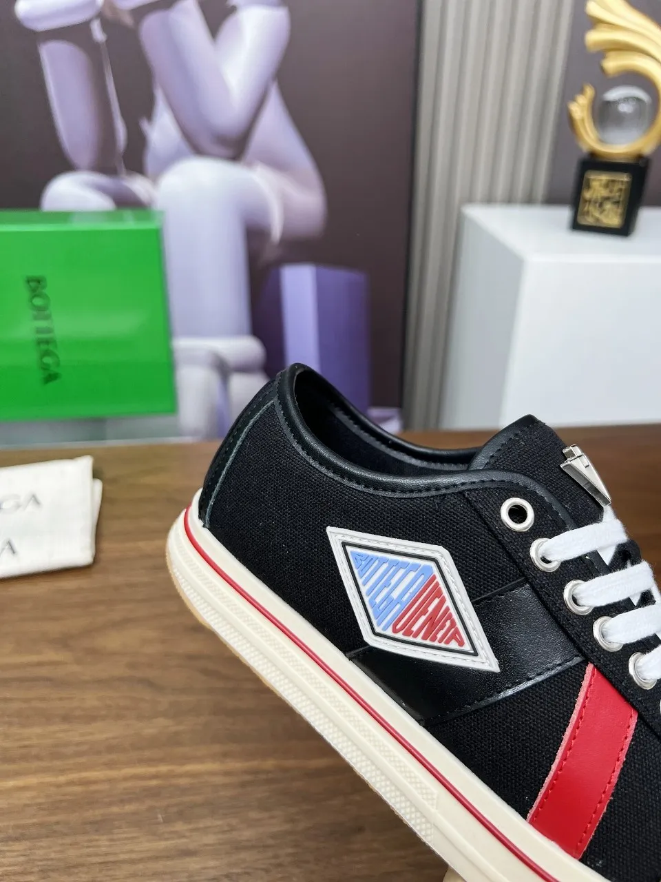 Men's men's shoes 💰500💰 Bottega Veneta BV's latest Eliot series retro basketball shoes casual sports canvas shoes will become gods once it is launched‼ ️ Inspired by retro basketball sneakers, the color combination highlights youthful vitality and perfectly interprets the theme of youth and childlike innocence. The details are also very particular. The summer canvas brings excellent durability and comfort. Designs such as calfskin trim, rubber toe caps and hand-painted retro red lines are full of retro feel. The round toe and convex sole add a modern feel and are suitable for various styles. Easily create a fashionable atmosphere. The upper foot is the focus...can be worn as a couple's shoes...The red lines on each shoe edge are hand-painted, which adds more taste and attitude! ✦Fabric: Original customized high-density canvas + cowhide ✦Inner: original customized breathable canvas ✦Insole: movable latex cowhide insole ✦Sole: original molded non-slip and wear-resistant TPU material ✦Sole thickness: 3cm, low-profile, single shoe ✦Number of sizes: female size 35--40, female 40 is customized and non-returnable❕ ✦Number: male size 39--45, male 45 is customized and non-returnable❗️